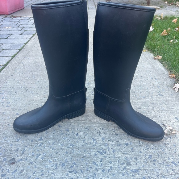 black RAIN BOOTS 🖤 size 7 women WATERPROOF - Picture 4 of 5